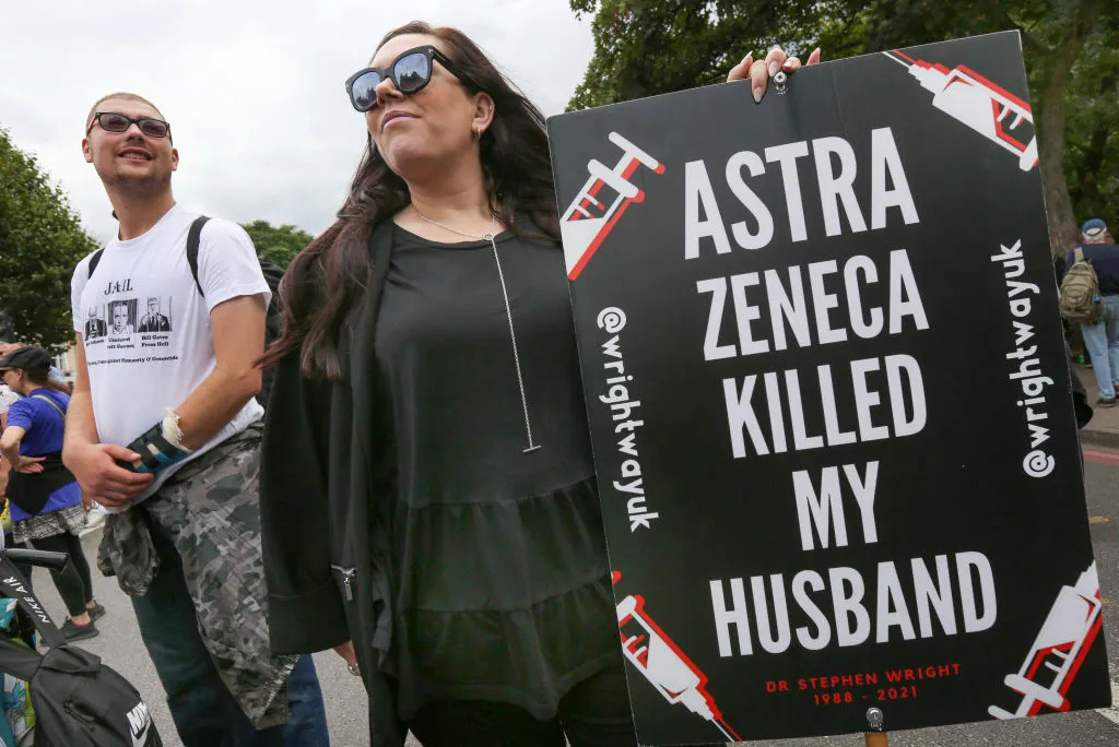 ADMITE ASTRAZENECA QUE SU VACUNA CONTRA EL COVID FUE LA CAUSANTE DE MUCHAS TROMBOSIS EN SU TRATAMIENTO, SEGÚN UN MEDIO BRITÁNICO