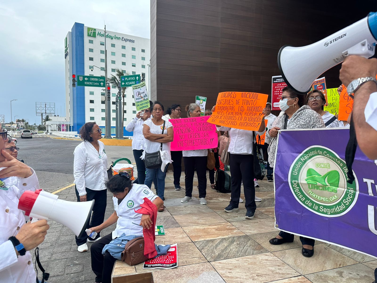Protestan en Veracruz pensionados de AFORE