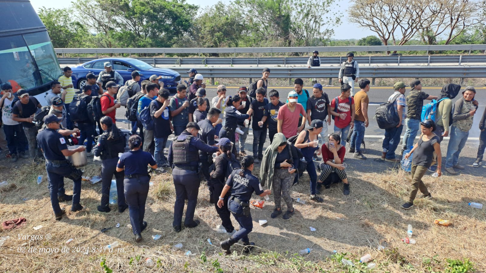 500 migrantes de Ecuador y Honduras fueron abandonados en la carretera de Cosoleacaque