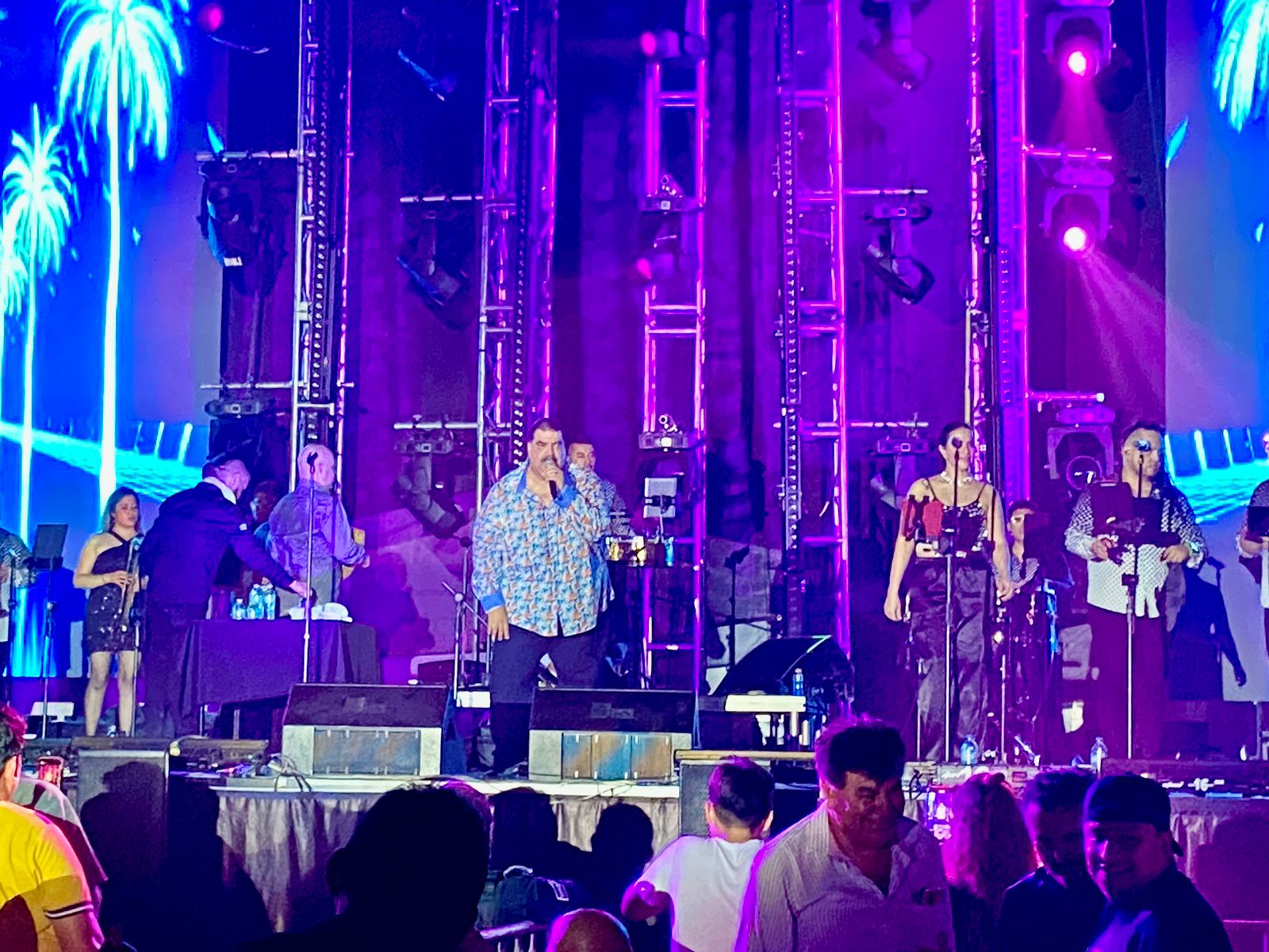 MAELO RUIZ PONE A BAILAR A MINA