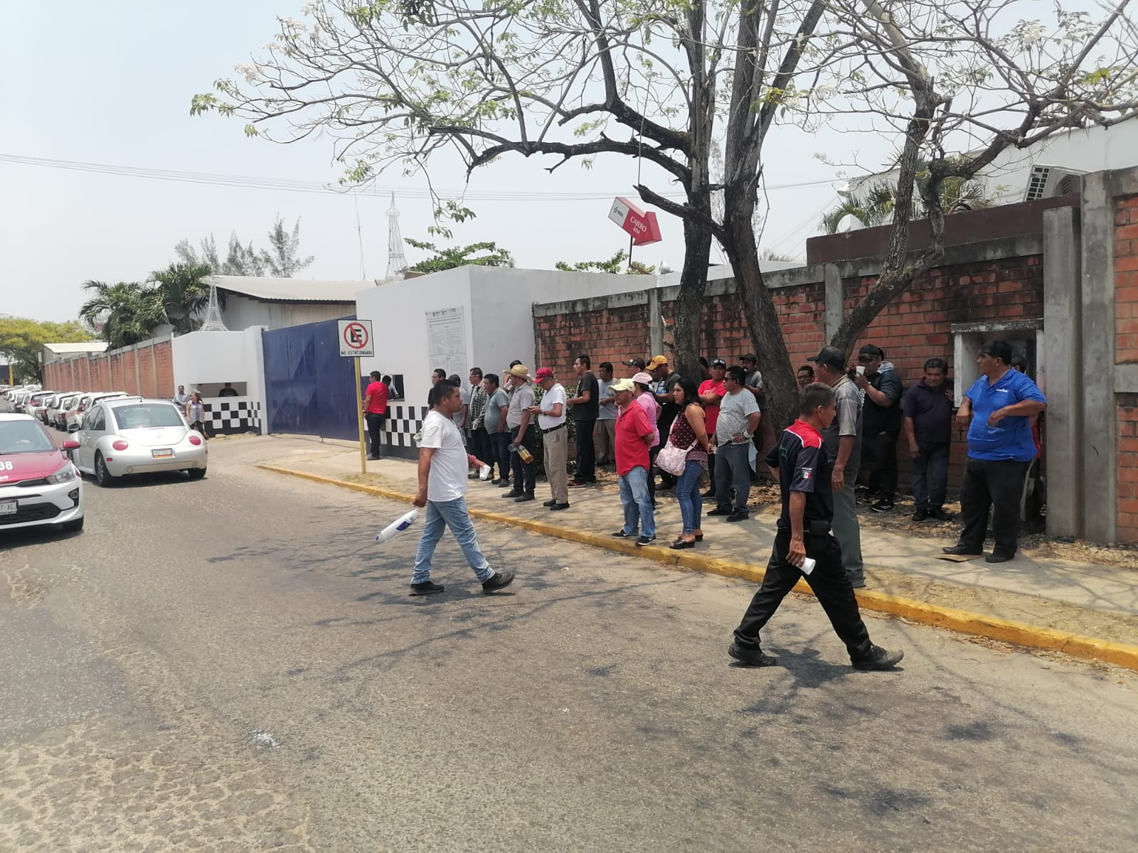 TAXISTAS BLOQUEAN C4 DE COSOLEACAQUE, SE OPONEN A LA MODERNIZACION DE LAS UNIDADES DE TRANSPORTE PUBLICO