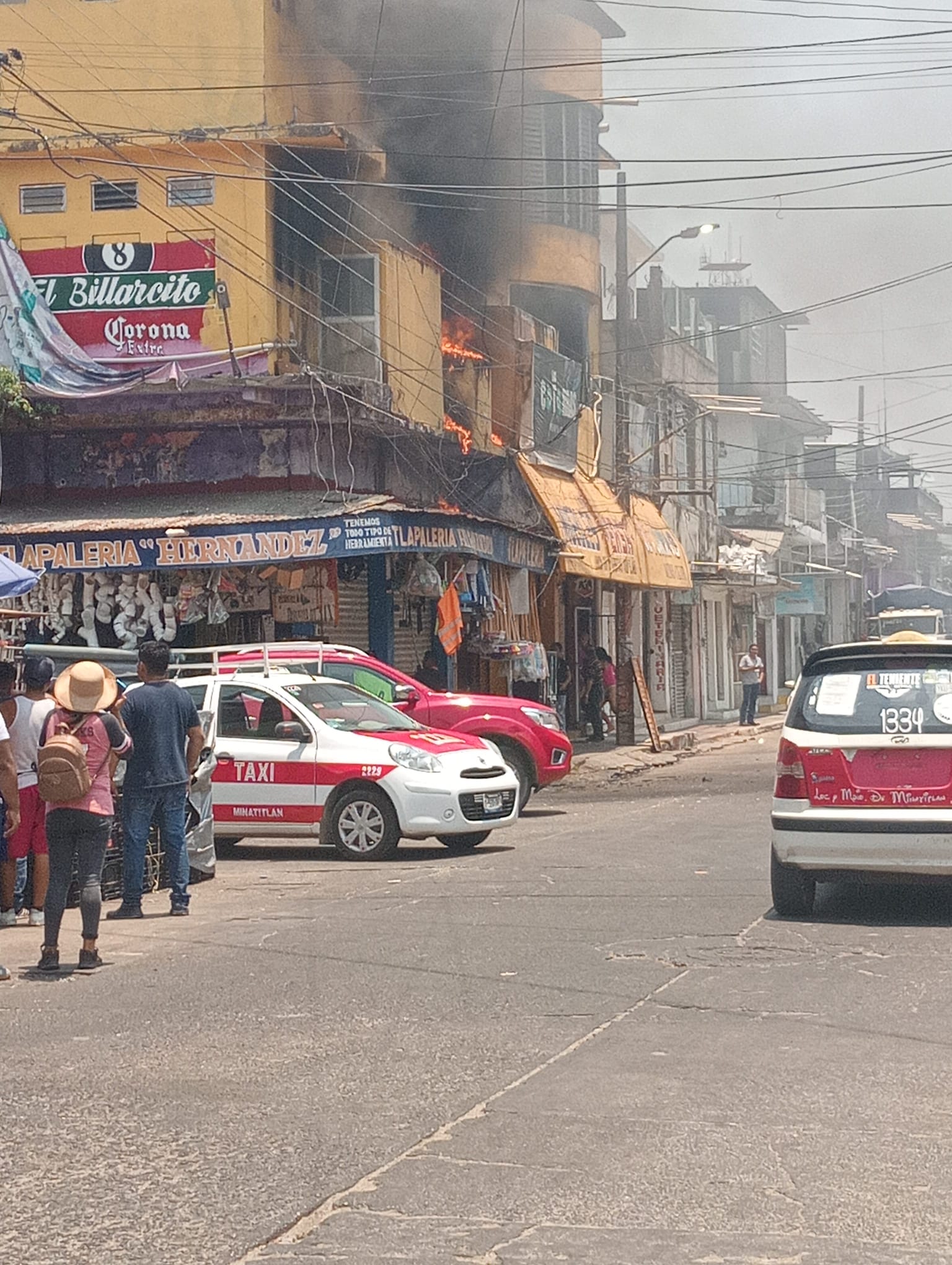 SE INCENDIA LOCAL EN PLENO CENTRO DE LA CIUDAD
