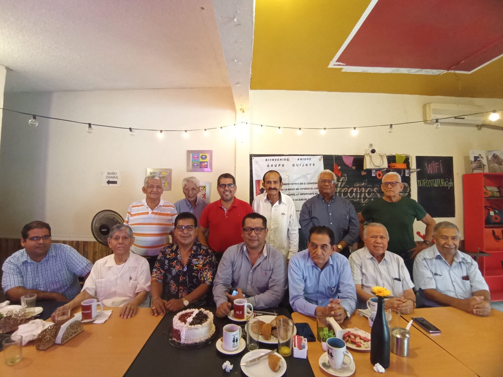 FESTEJA GRUPO QUIJOTE A SUS AMIGOS LICS ALEJANDRO LUGO PEREYRA Y ARNOLDO MORALES DIAZ, CON MOTIVO DEL DIA DE LA LIBERTAD DE EXPRESION CON DESAYUNO Y PASTEL.