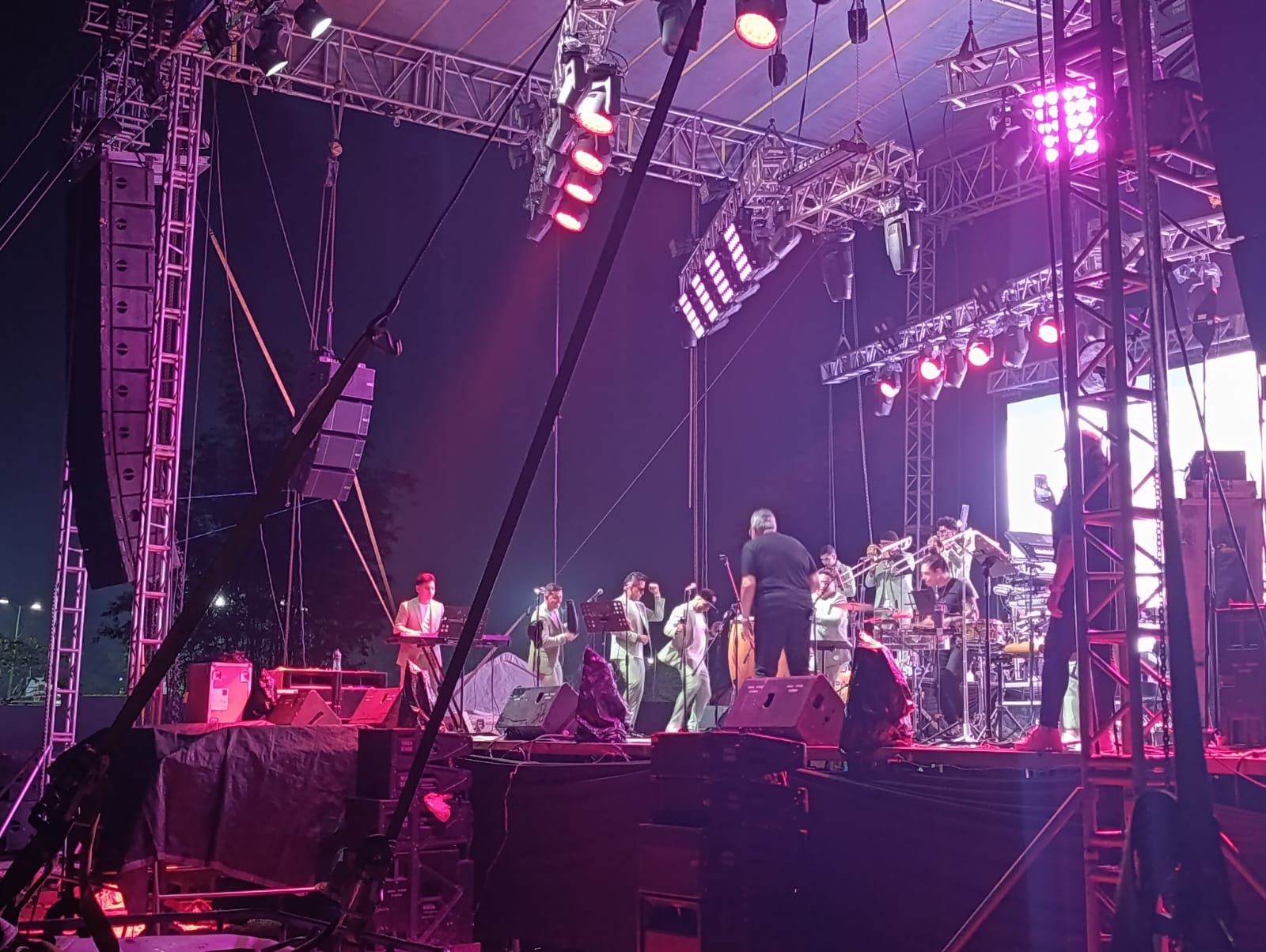 CON BROCHE DE ORO CIERRA LA FERIA COSOLEACAQUE 2024 TITO NIEVES ..:: VIDEO ::..