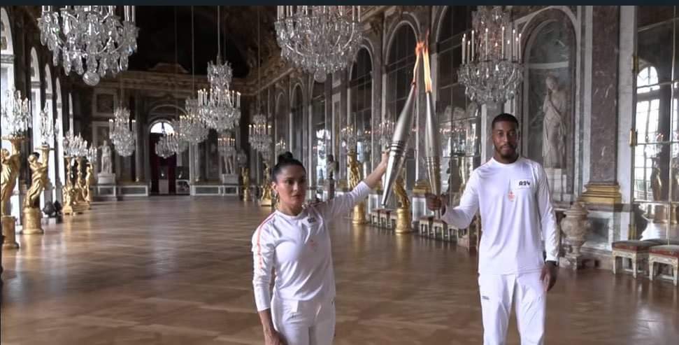 Salma Hayek porta Antorcha Olímpica en Palacio de Versalles