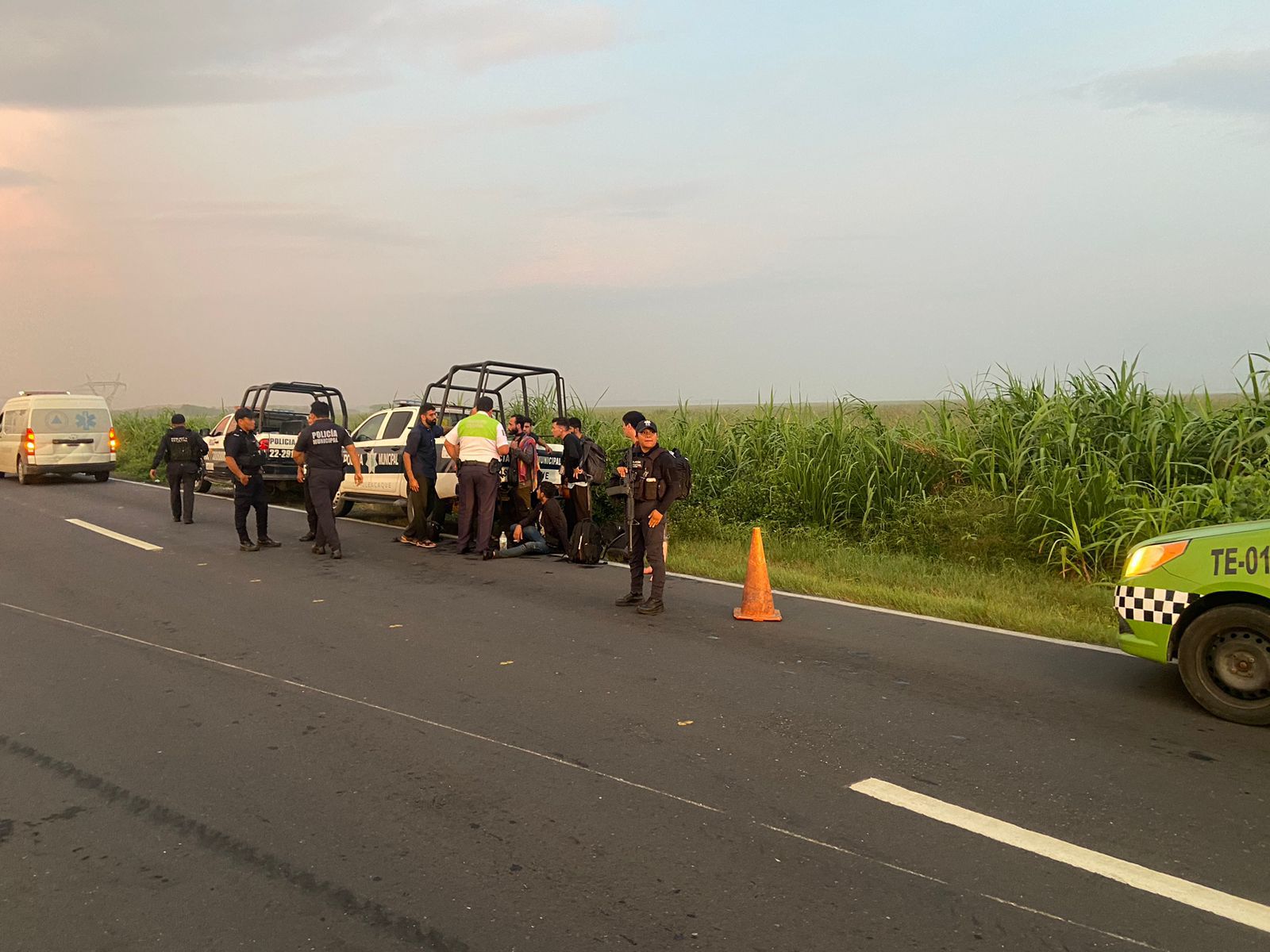 VUELCA CAMIONETA CON EXTRANJEROS EN LAS MATAS