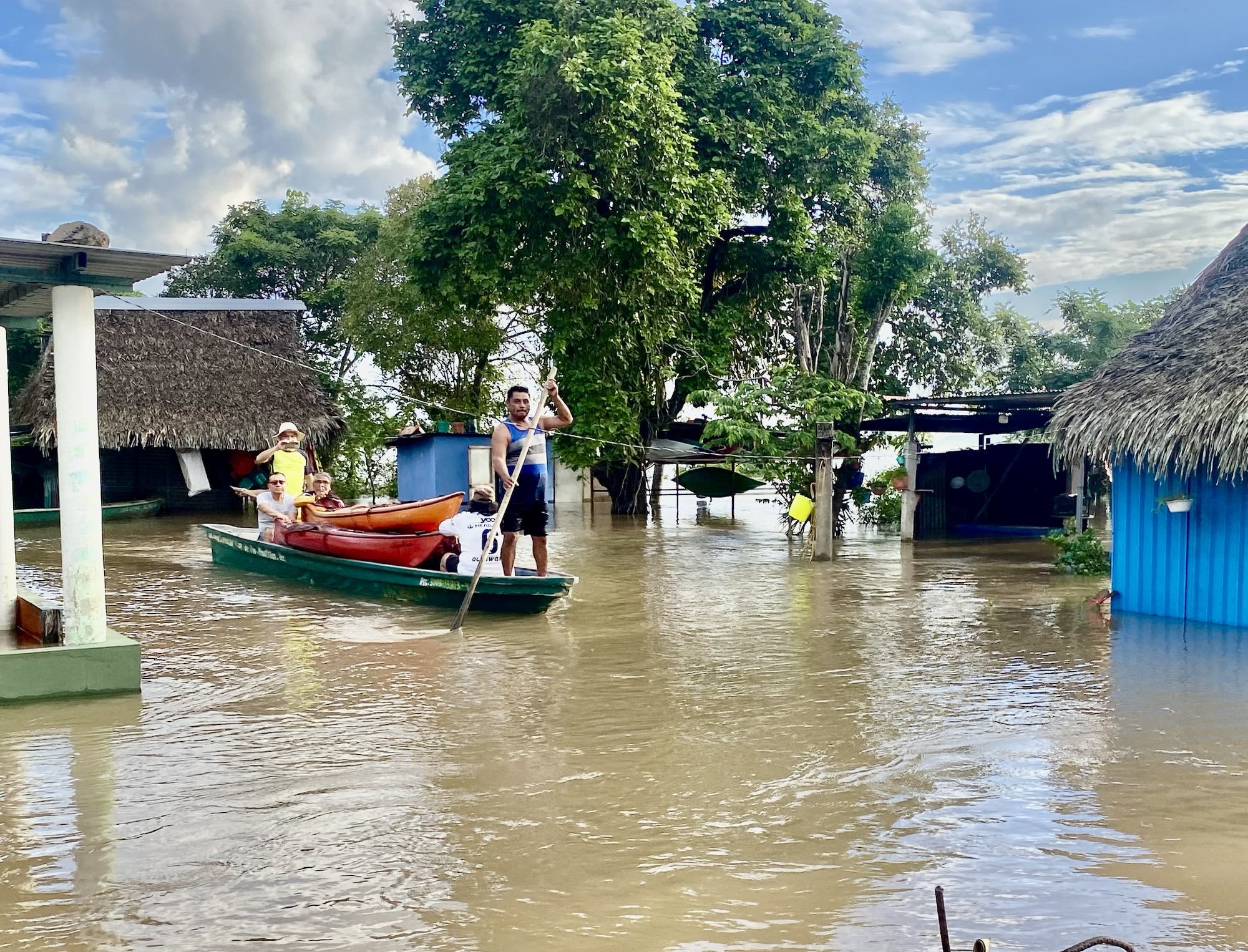 GRUPO FLECHADORES DE MINATITLÁN RETIRAN SUS KAYAKS ANTE INUNDACIÓN EN LA ZONA RURAL