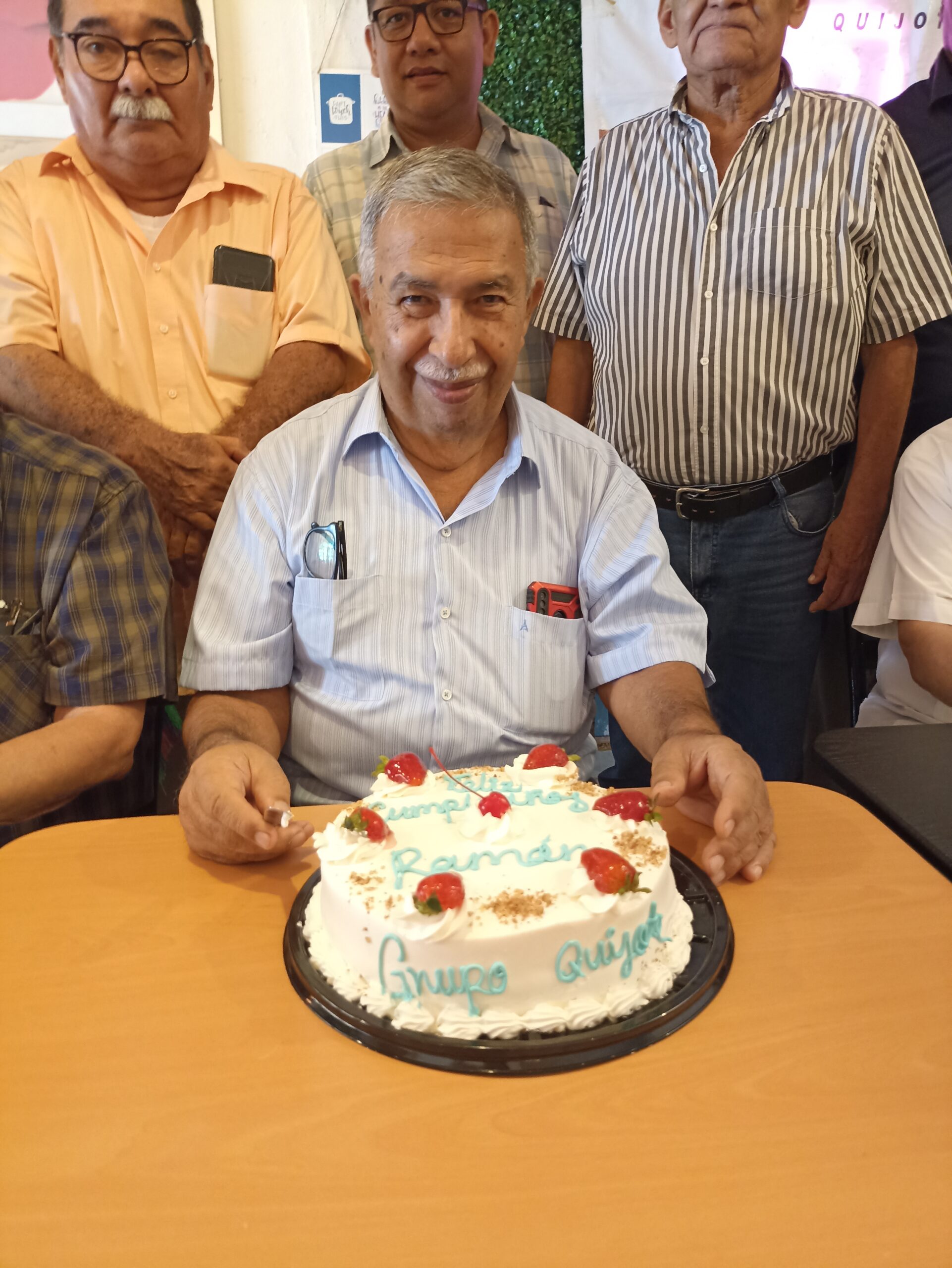 GRUPO QUIJOTE FESTEJA CUMPLEAÑOS DE SU AMIGO ING. RAMÓN TREVIÑO SANTOYO.