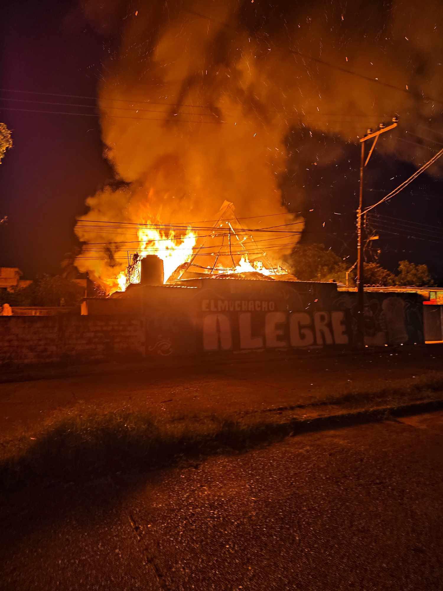 SE QUEMA EL MUCHACHO ALEGRE EN MINATITLÁN