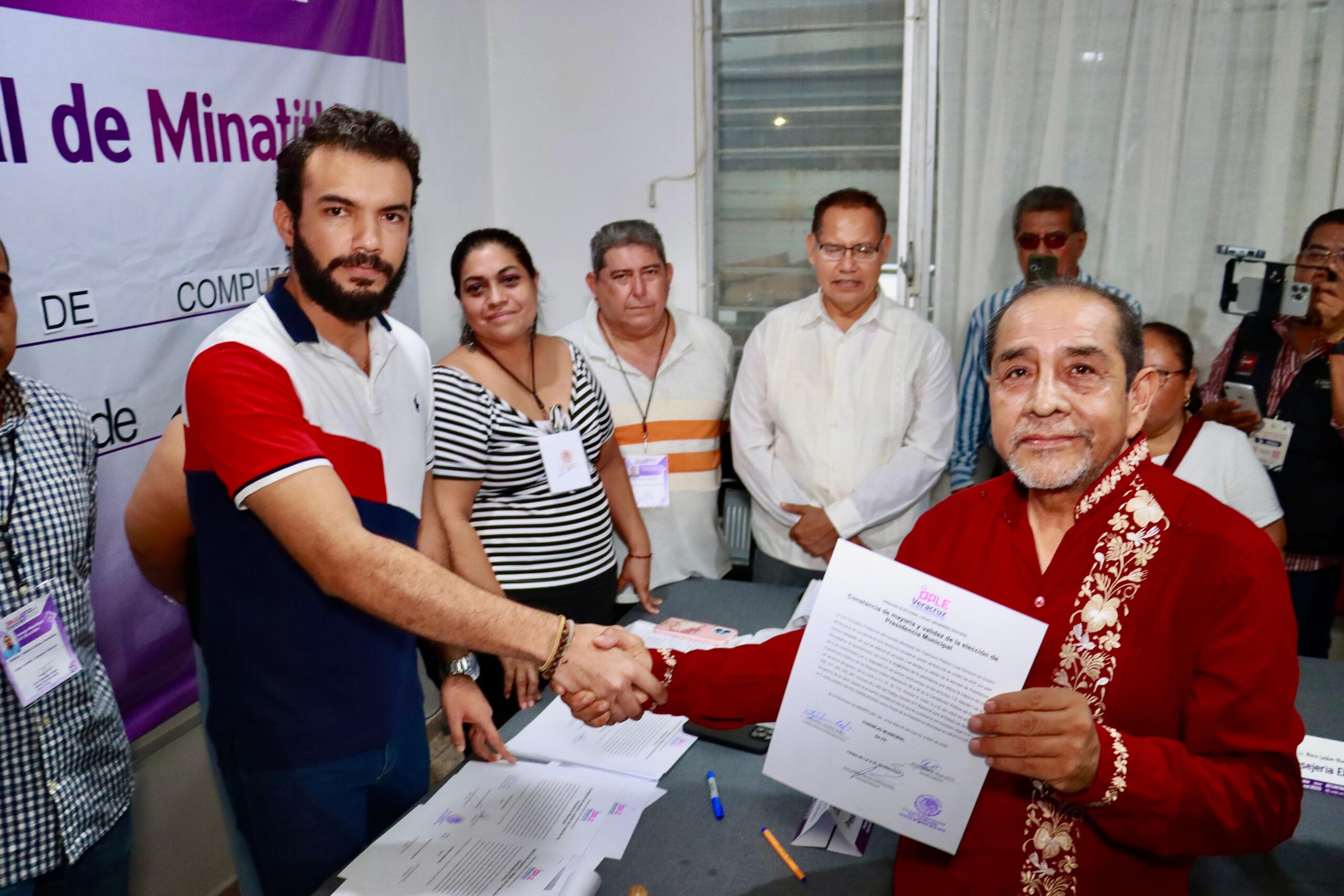 MTRO GUILLERMO REYES ESPRONCEDA RECIBE CONSTANCIA DE MAYORIA COMO PRESIDENTE MUNICIPAL ELECTO DE MINATITLÁN.